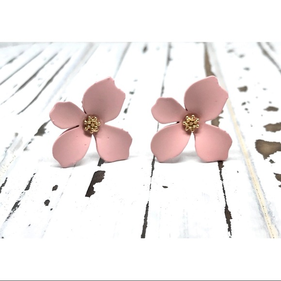 NEW 🌸 Delicate pink flower petal stud earring - Picture 1 of 5